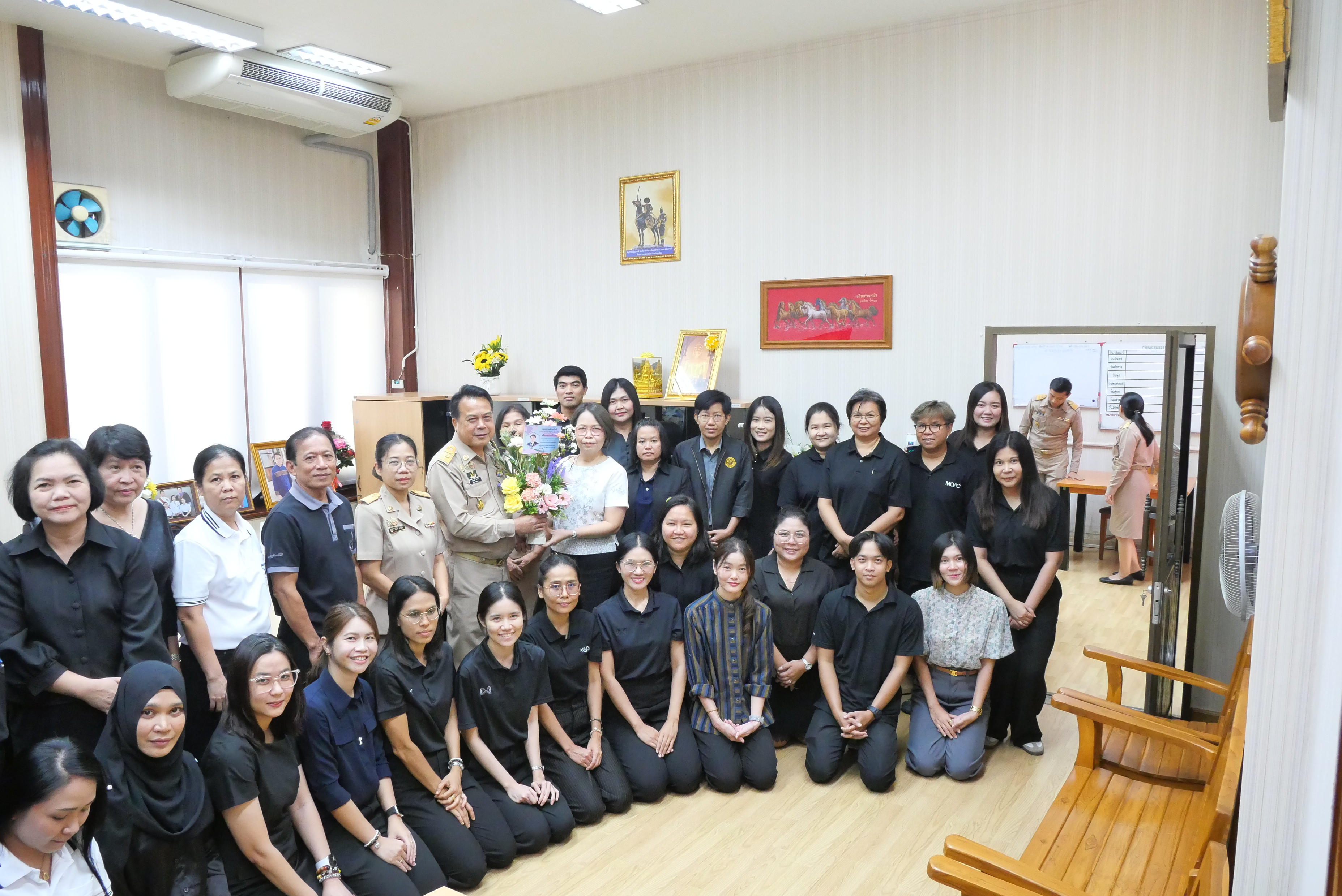 title - คณะผู้ตรวจราชการกรม ผู้อำนวยการสำนัก/กอง/ศูนย์/กลุ่ม ข้าราชการและเจ้าหน้าที่ ร่วมแสดงความยินดีแด่ รองเลขาธิการ ส.ป.ก. เนื่องในโอกาสเข้ารับตำแหน่งใหม่ 